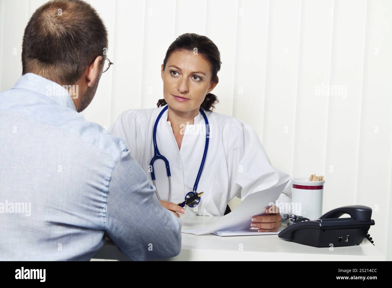 Docteur en chirurgie du médecin avec patient. Discussion et conseils sur le traitement. Autriche Banque D'Images