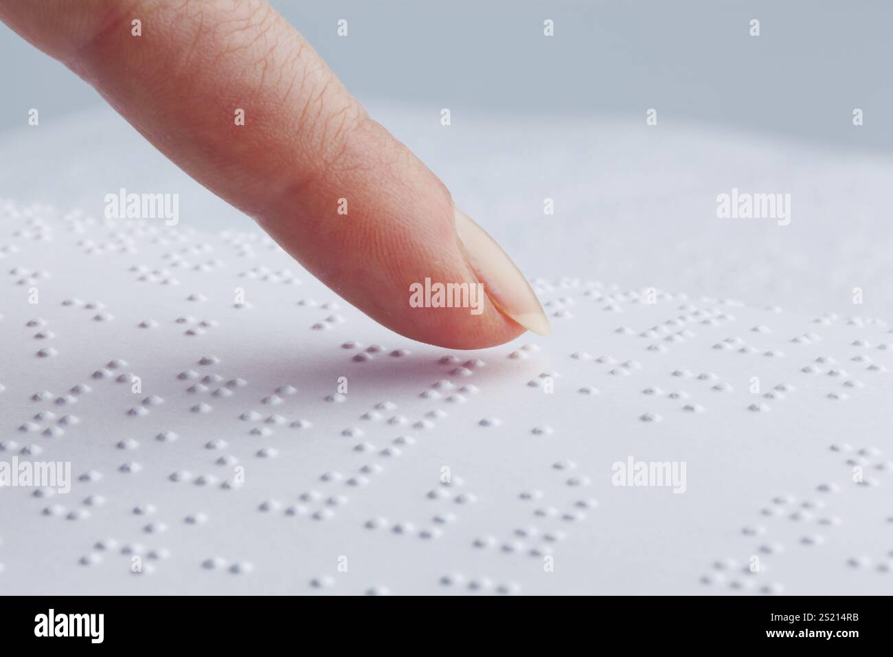 Doigts et Braille. Les aveugles lisent un livre en braille, doigts et braille. Les aveugles lisent un livre en braille. Autriche Banque D'Images
