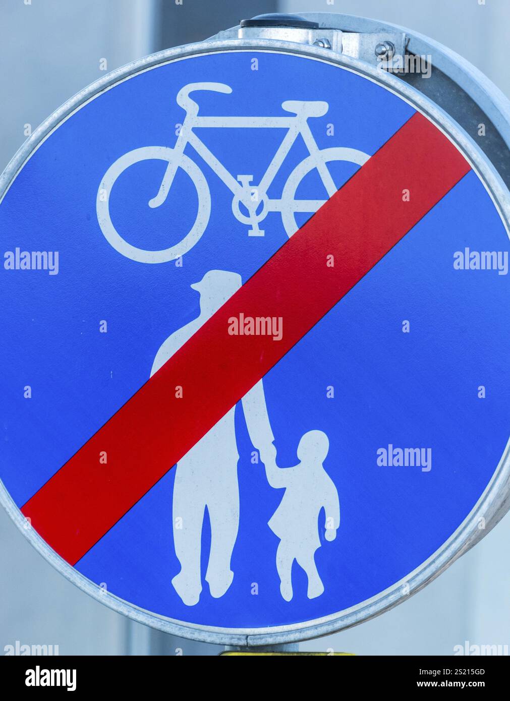 Panneau indiquant la piste cyclable et la chaussée. Coexistence dans le trafic routier Autriche Banque D'Images