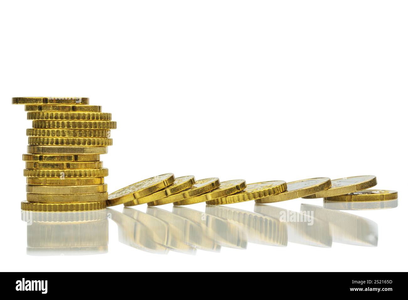 Pièces empilées et couchées, photo symbolique pour montagne de dette, effondrement des profits et déductions Autriche Banque D'Images