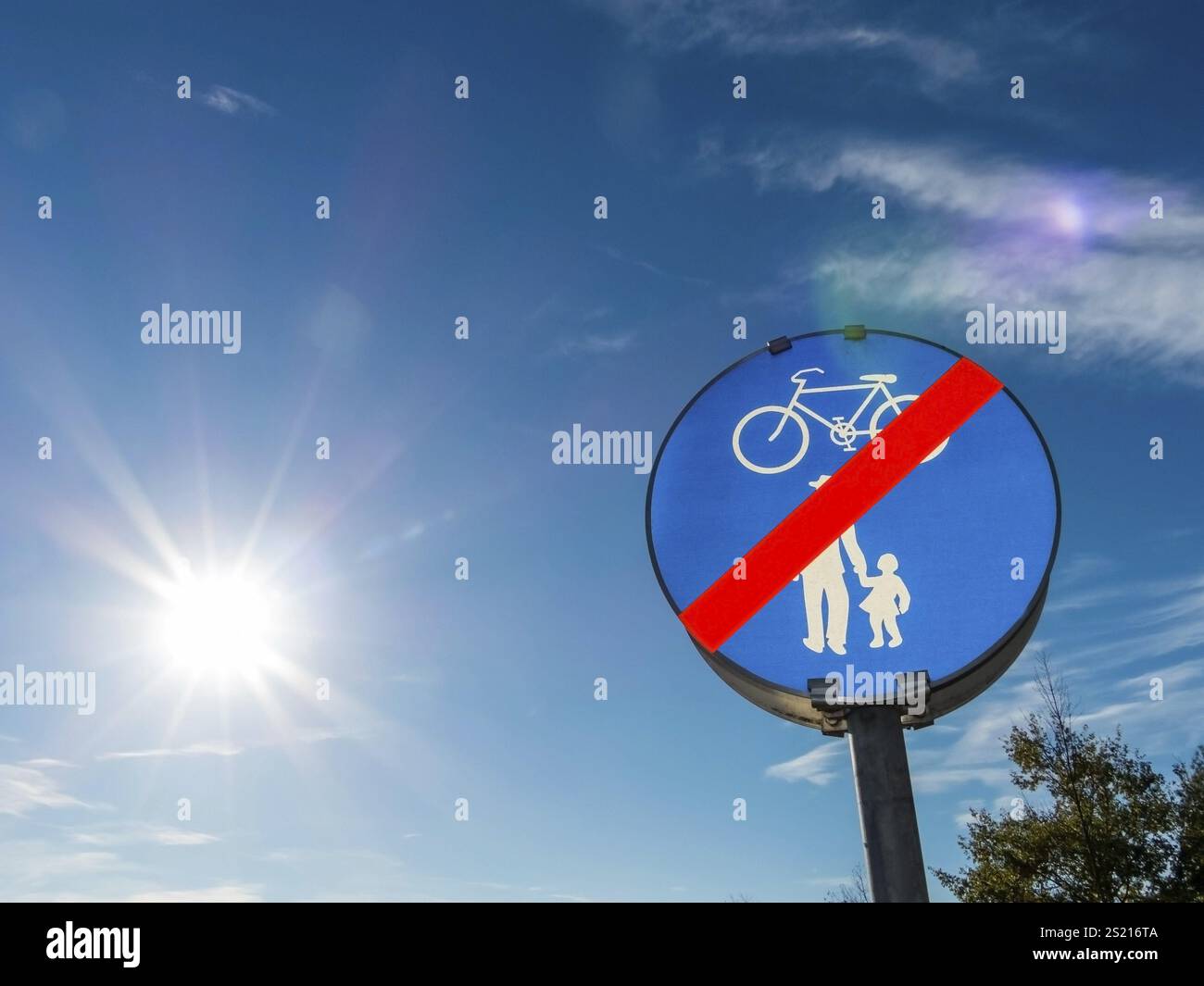 Panneau indiquant la piste cyclable et la chaussée. Coexistence dans le trafic routier Autriche Banque D'Images