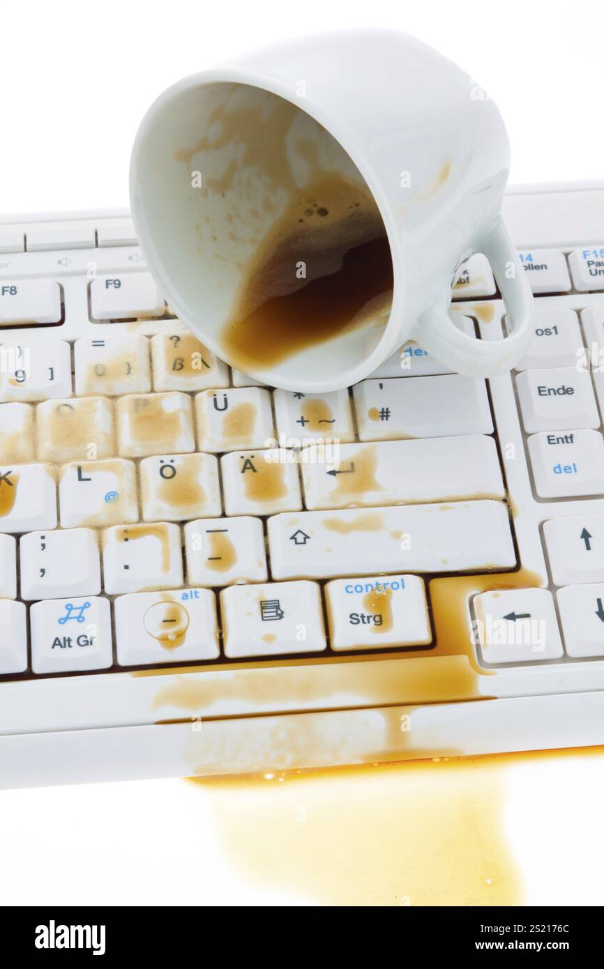 Tasse de café renversée sur un clavier d'ordinateur. Dommages pour compagnie d'assurance. Autriche Banque D'Images Tasse de café renversée sur un clavier d'ordinateur. Dommages pour compagnie d'assurance. Autriche Banque D'Images