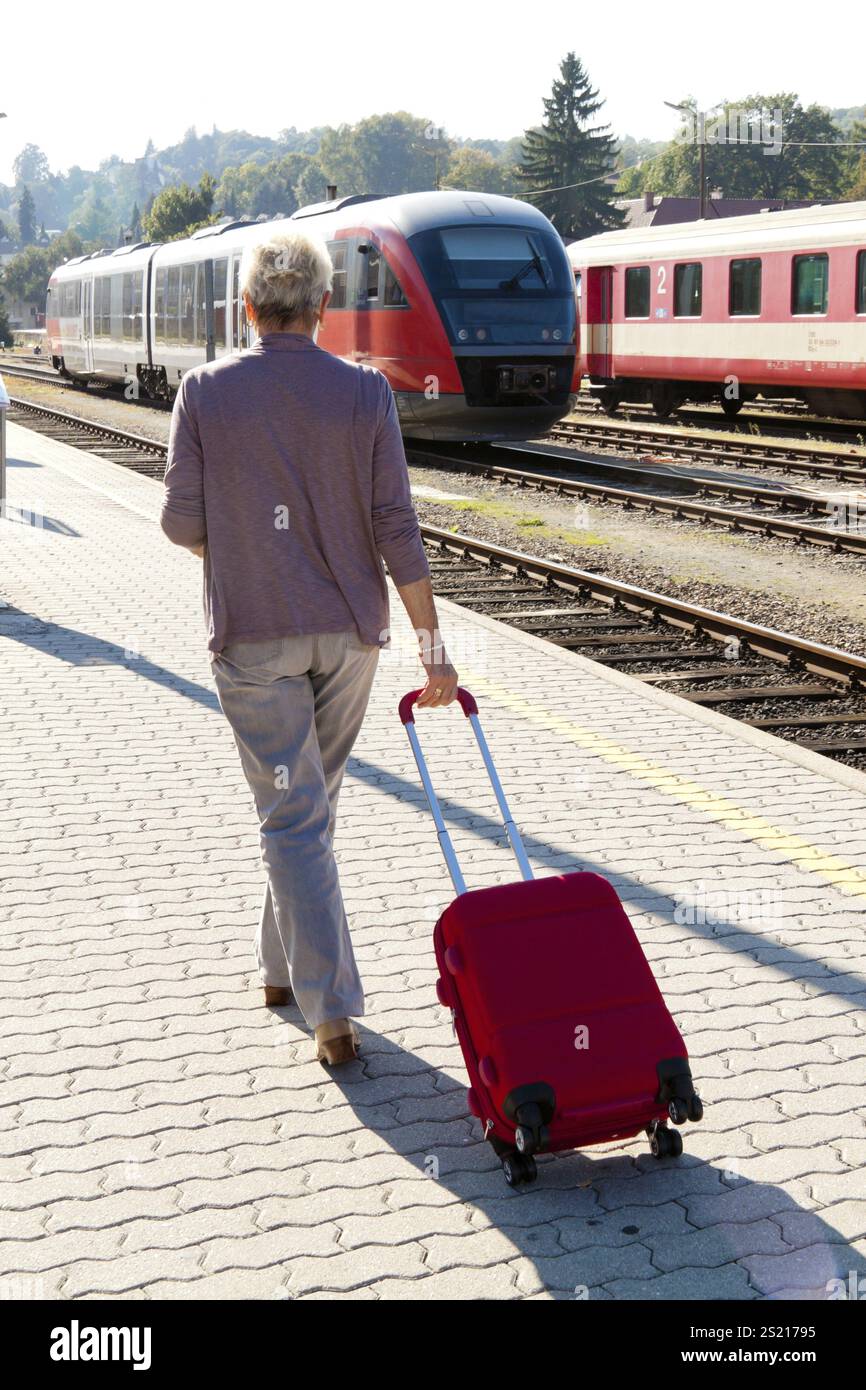 Vieille femme âgée vitale senior à la gare. Voyager en vacances en Autriche Banque D'Images