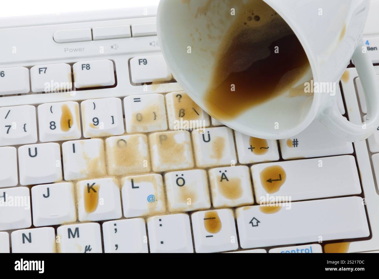 Tasse de café renversé sur un clavier d'ordinateur. Dommages pour assurance, tasse de café renversé sur un clavier d'ordinateur. Assurance dommages. Autriche Banque D'Images Tasse de café renversé sur un clavier d'ordinateur. Dommages pour assurance, tasse de café renversé sur un clavier d'ordinateur. Assurance dommages. Autriche Banque D'Images
