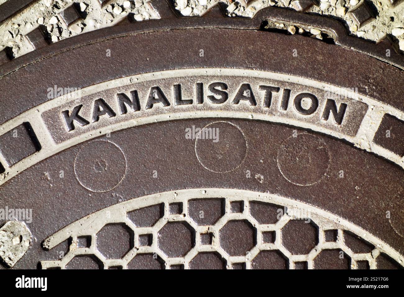 La couverture d'un système d'égouts sur une route Autriche Banque D'Images