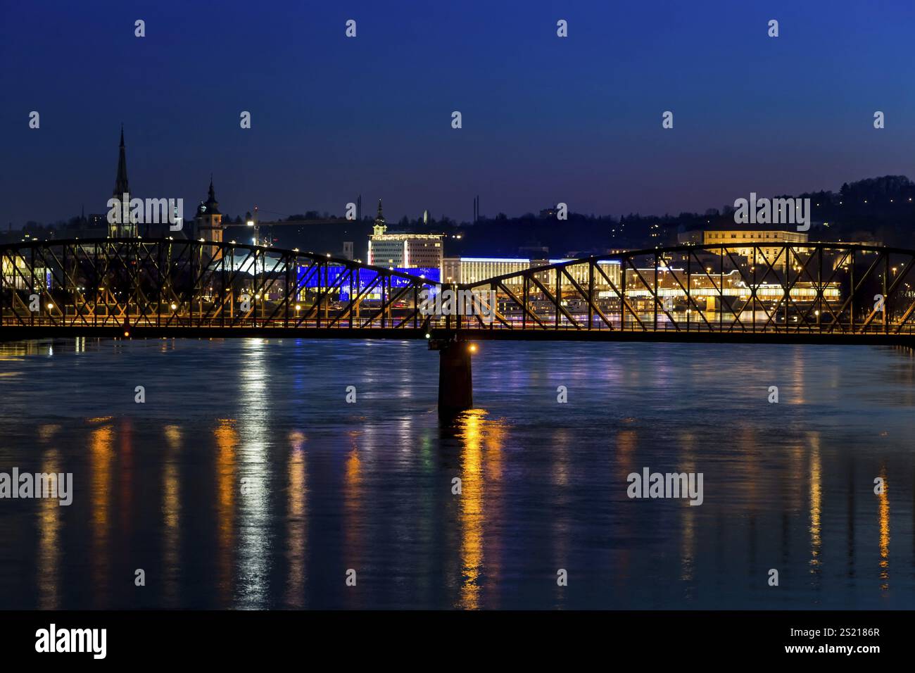 Photo de nuit de Linz avec cathédrale et pont de chemin de fer. Autriche Banque D'Images
