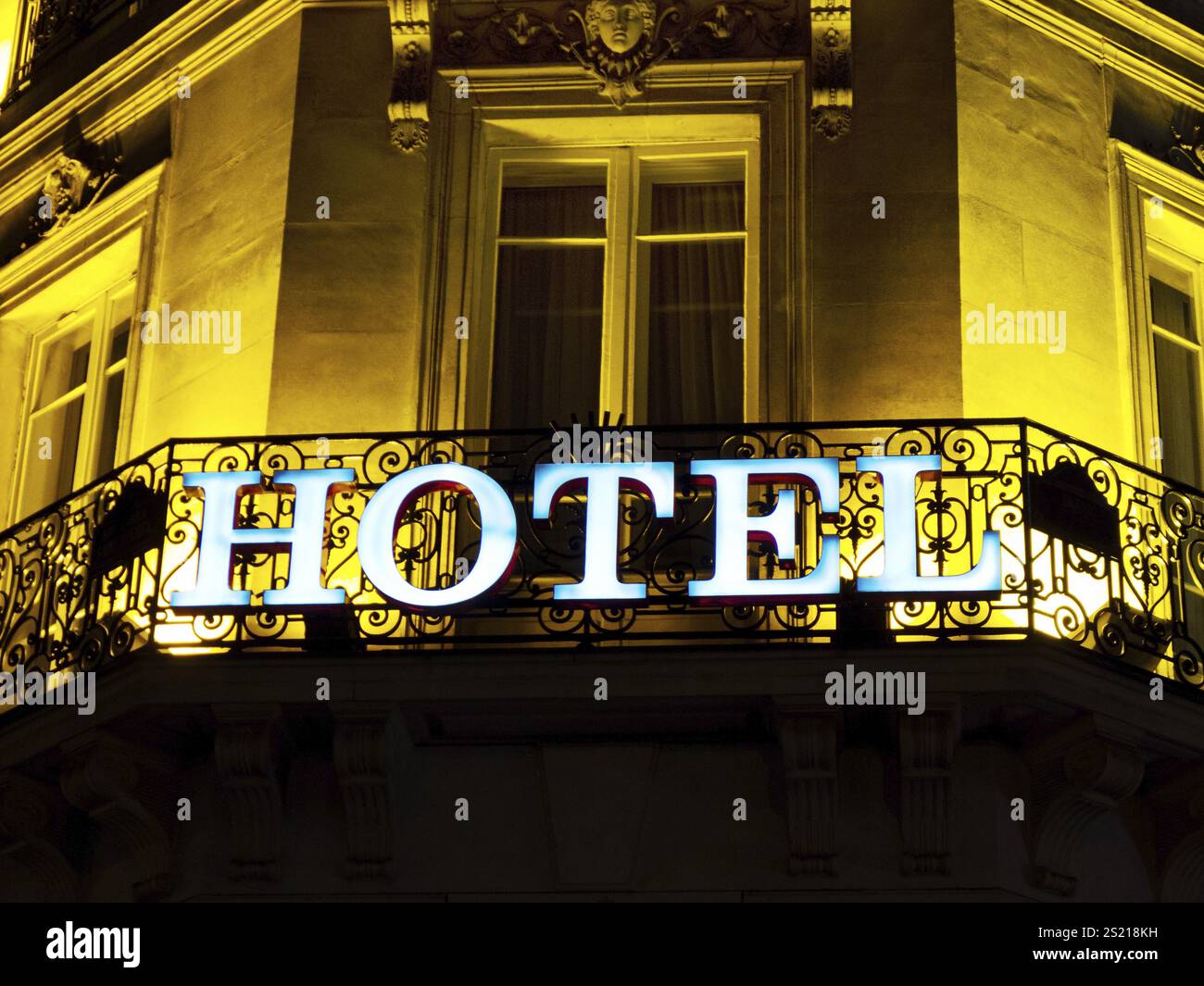 Le néon sur un hôtel à Paris, France la nuit. Autriche Banque D'Images
