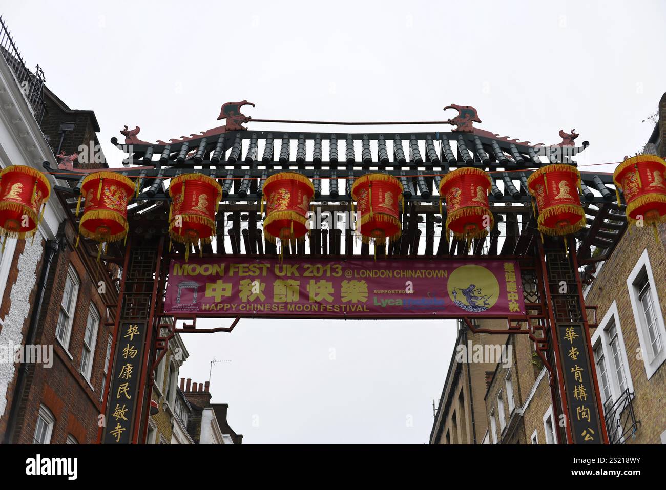 Moon Fest Royaume-Uni 2013 Chinatown Londres, Chinatown porte d'entrée à Londres avec des lanternes rouges et des décorations de festival, Londres, région de Londres, E Banque D'Images