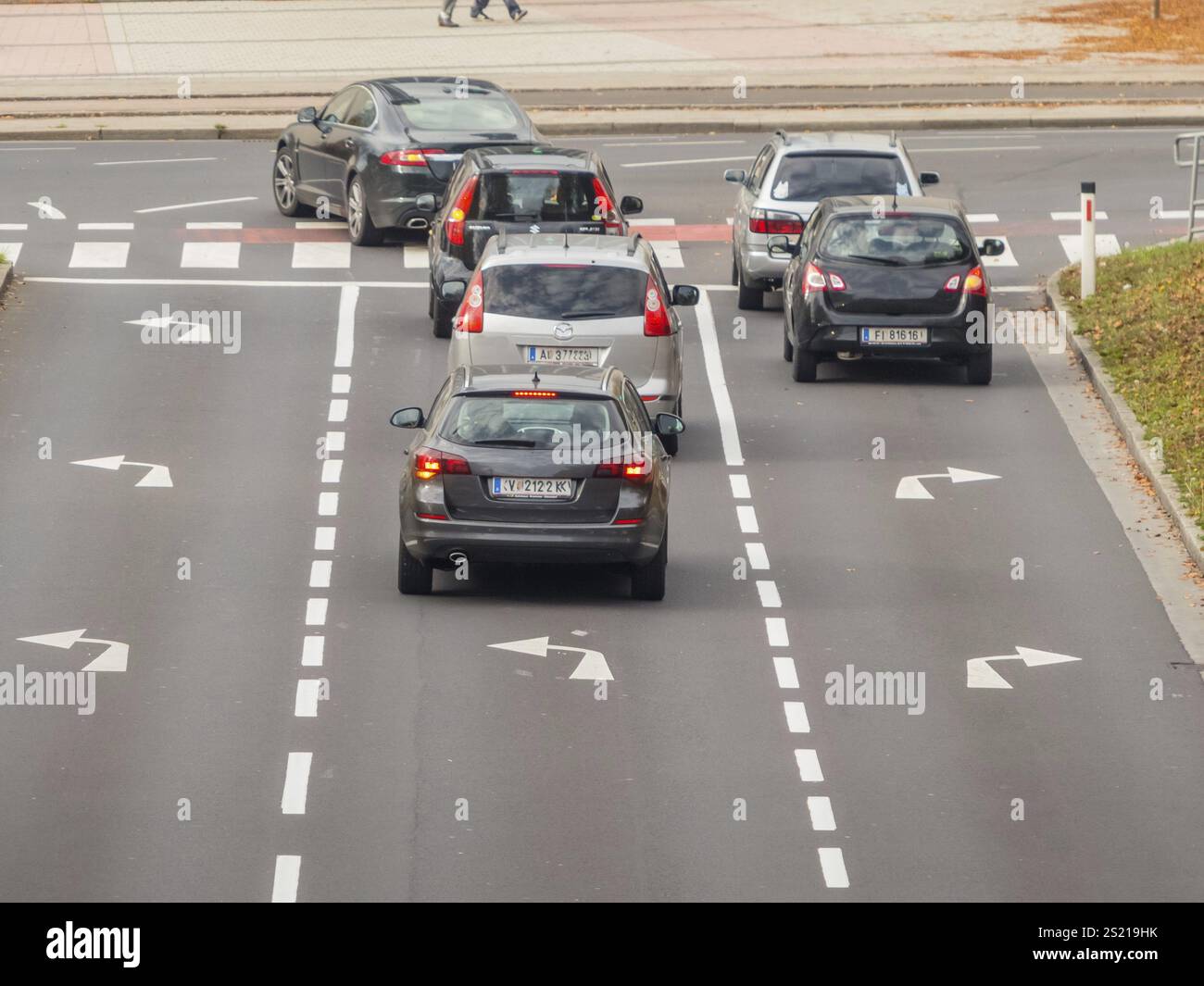 La jonction d'une route dans la ville. Avec des directives pour éteindre l'Autriche Banque D'Images