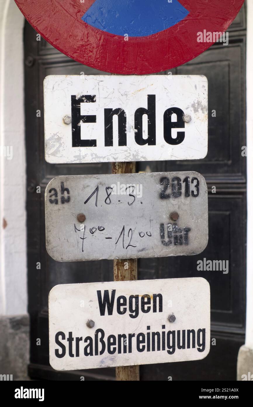 Le stationnement dans une rue est interdit pendant le nettoyage des rues en Autriche Banque D'Images