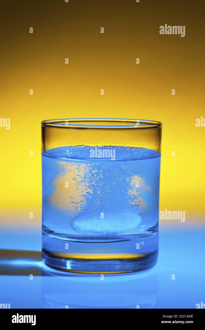 Un comprimé effervescent se dissout dans un verre d'eau Autriche Banque D'Images