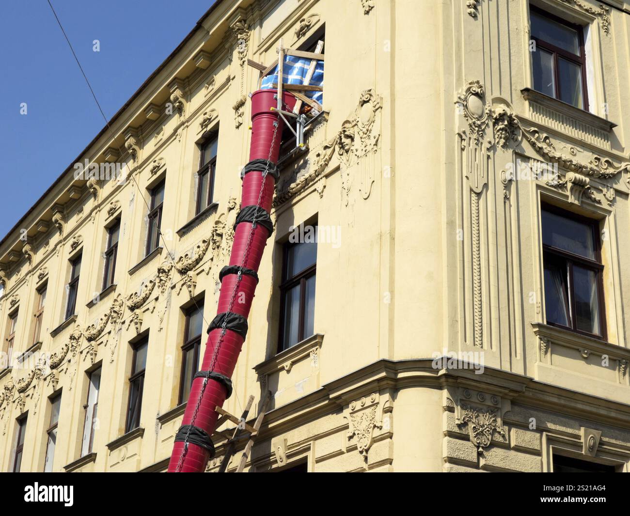 Une ancienne maison de ville est rénovée et rénovée. Entretien d'une vieille maison Autriche Banque D'Images