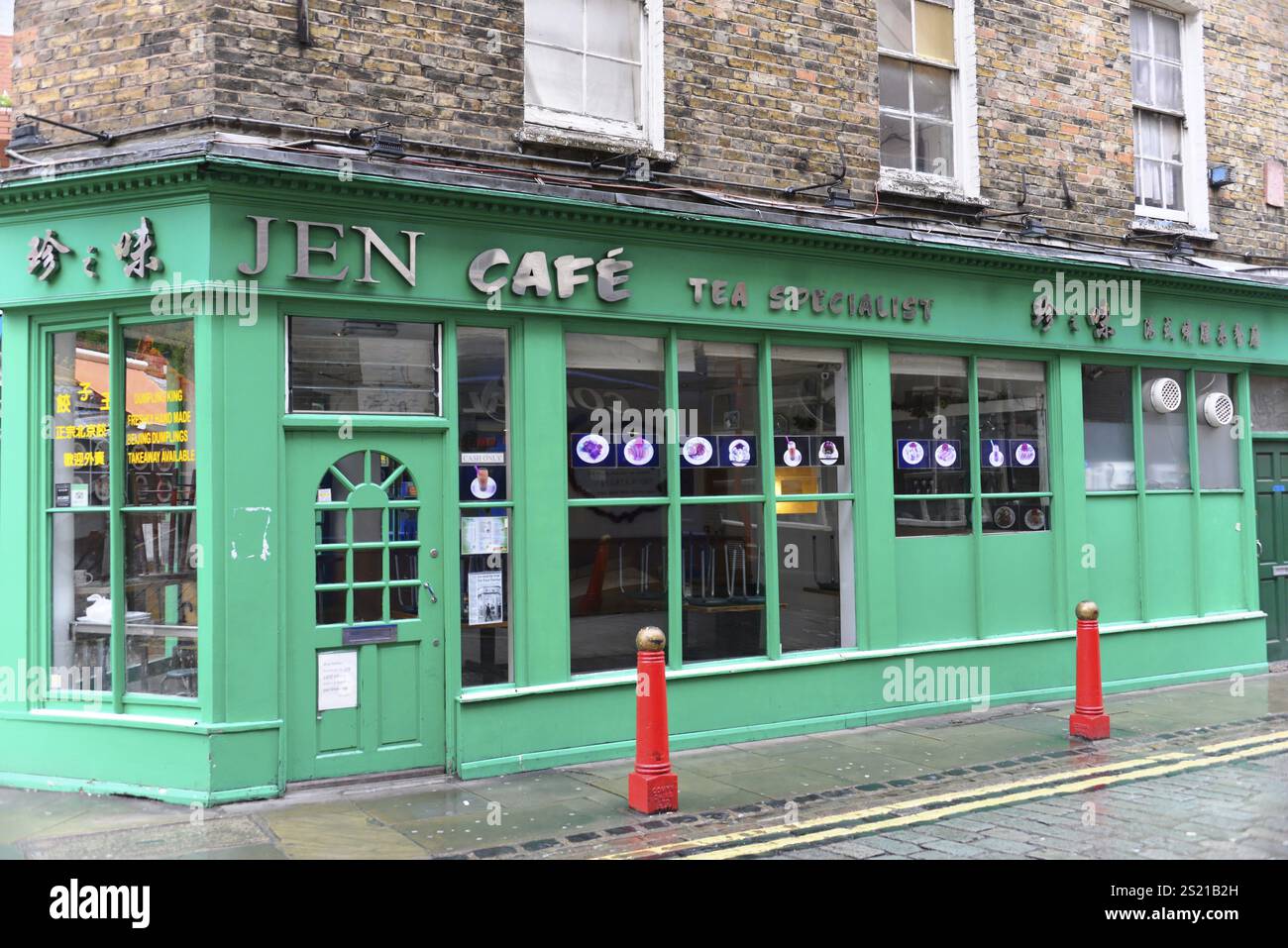 JEN CAFE, Chinatown, Londres, Londres, région de Londres, un café avec une façade verte et de grandes fenêtres dans une rue urbaine, Londres, région de Londres, Angleterre Banque D'Images