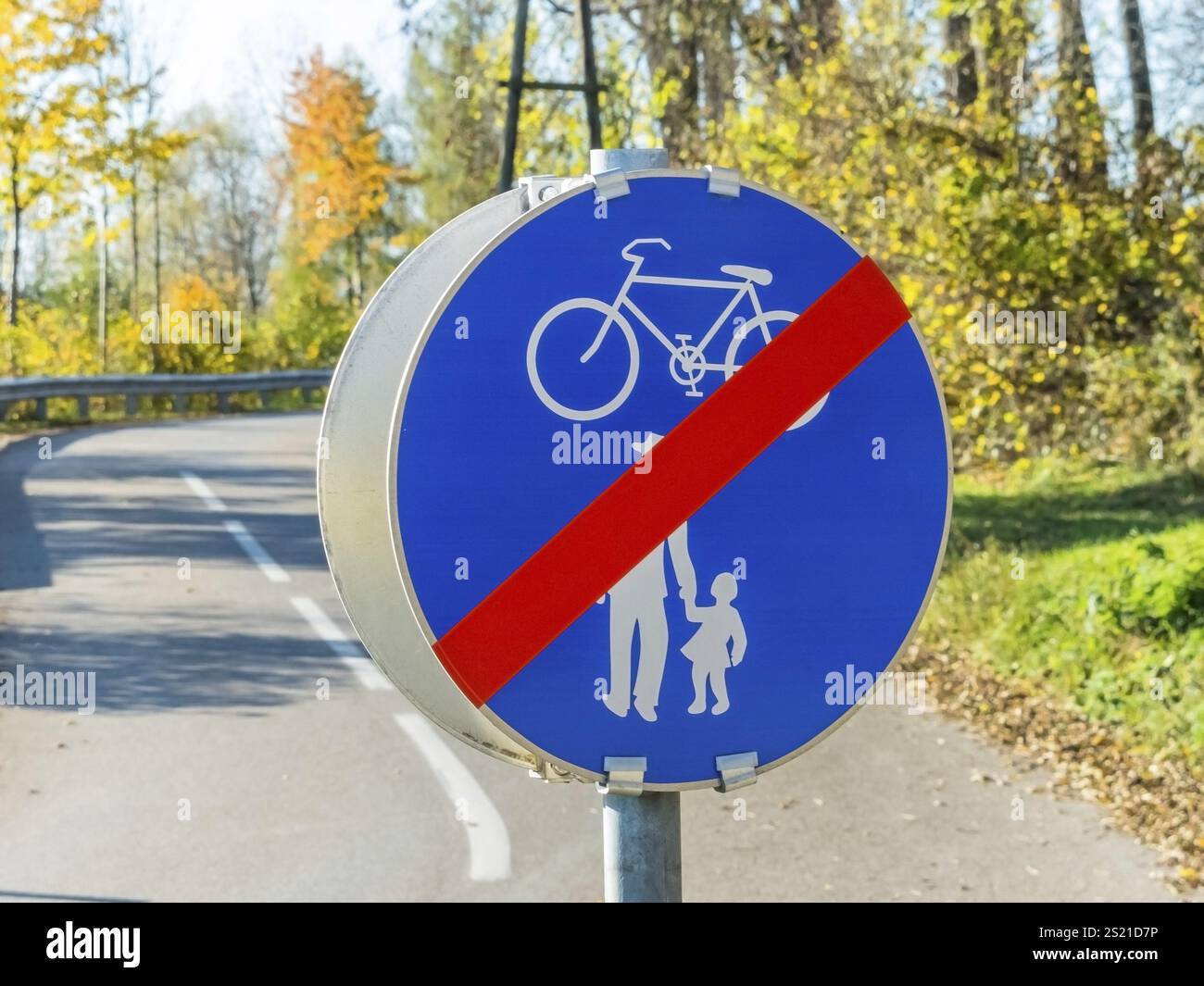 Panneau indiquant la piste cyclable et la chaussée. Coexistence dans le trafic routier Autriche Banque D'Images