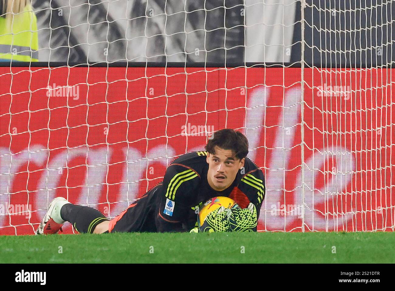 Rome, Italie. 5 janvier 2025. Mile Svilar, gardien de but de Roma, s'empare du ballon lors du match de football italien Serie A entre Roma et Lazio au stade olympique. Crédit : Riccardo de Luca - Actualiser les images/Alamy Live News Banque D'Images