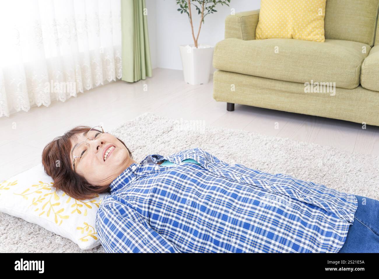 Grand-mère dormant dans sa chambre Banque D'Images