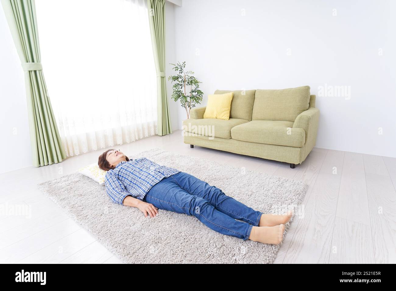 Grand-mère dormant dans sa chambre Banque D'Images