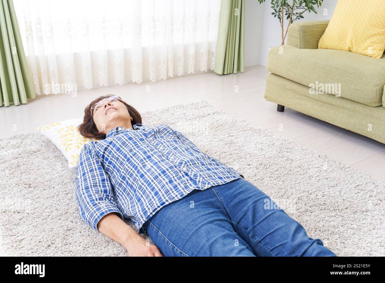 Grand-mère dormant dans sa chambre Banque D'Images