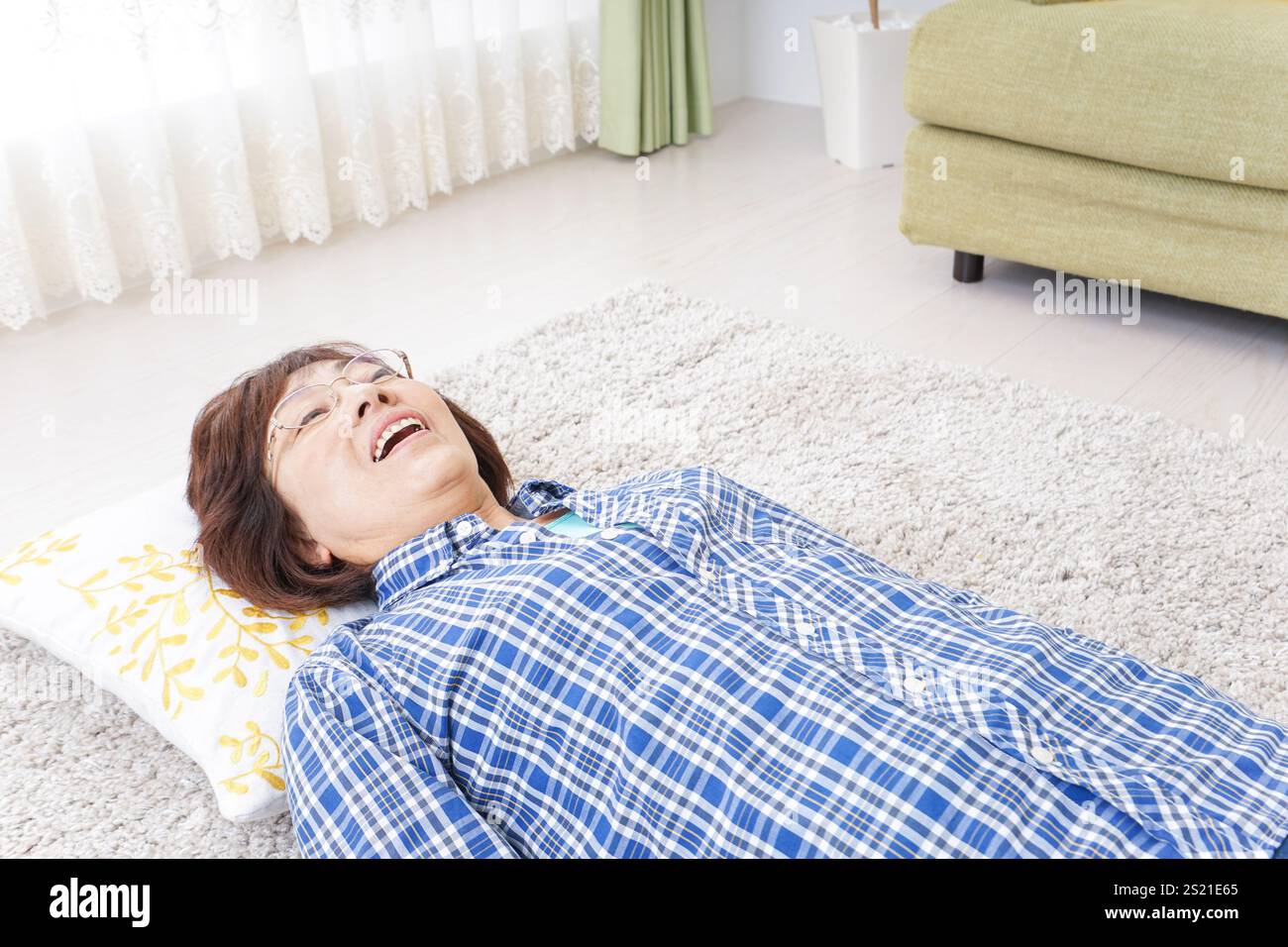 Grand-mère dormant dans sa chambre Banque D'Images