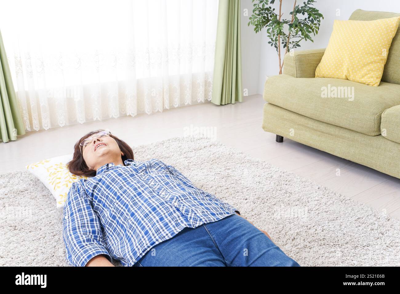 Grand-mère dormant dans sa chambre Banque D'Images
