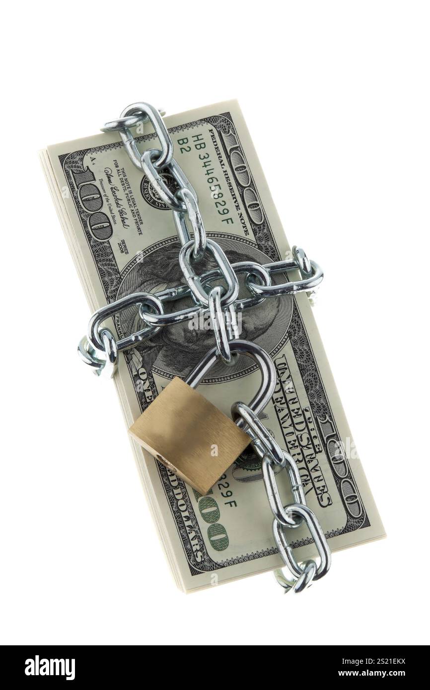 Billets de banque en dollars avec serrure et chaîne. Des piles d'argent pour la sécurité et l'investissement. Autriche Banque D'Images