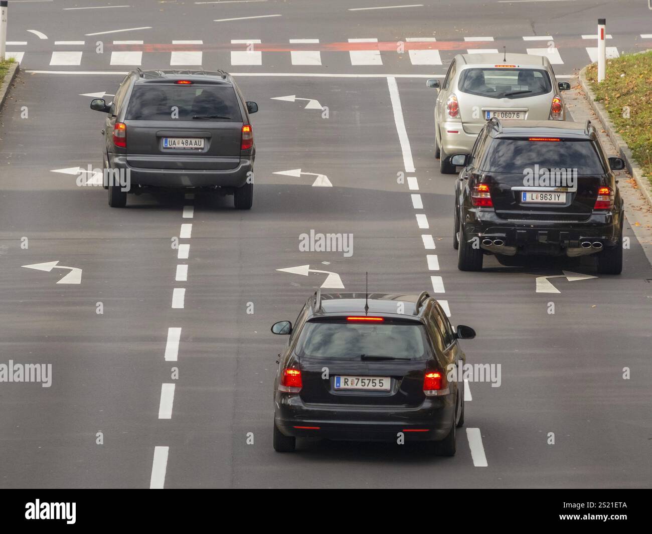 La jonction d'une route dans la ville. Avec des directives pour éteindre l'Autriche Banque D'Images
