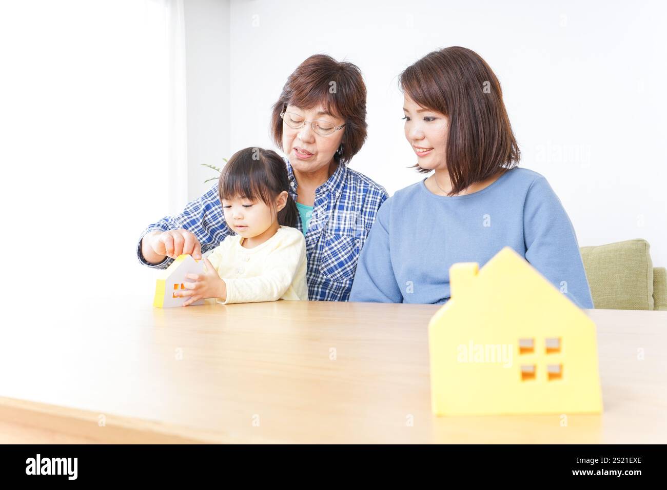 Membres de la famille examinant des biens immobiliers Banque D'Images