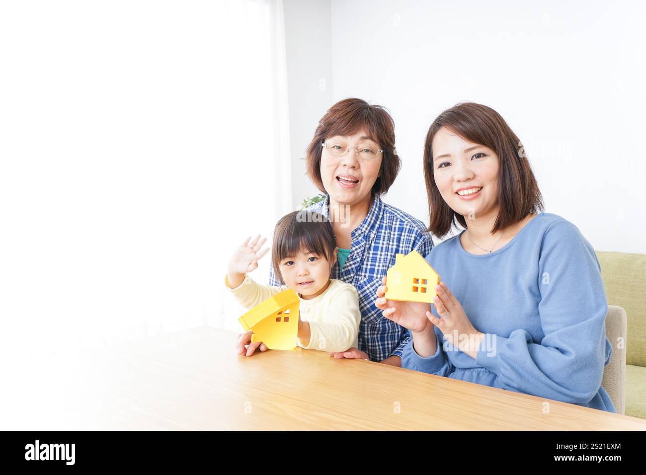 Membres de la famille examinant des biens immobiliers Banque D'Images