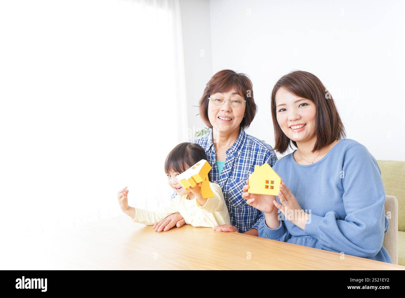 Membres de la famille examinant des biens immobiliers Banque D'Images