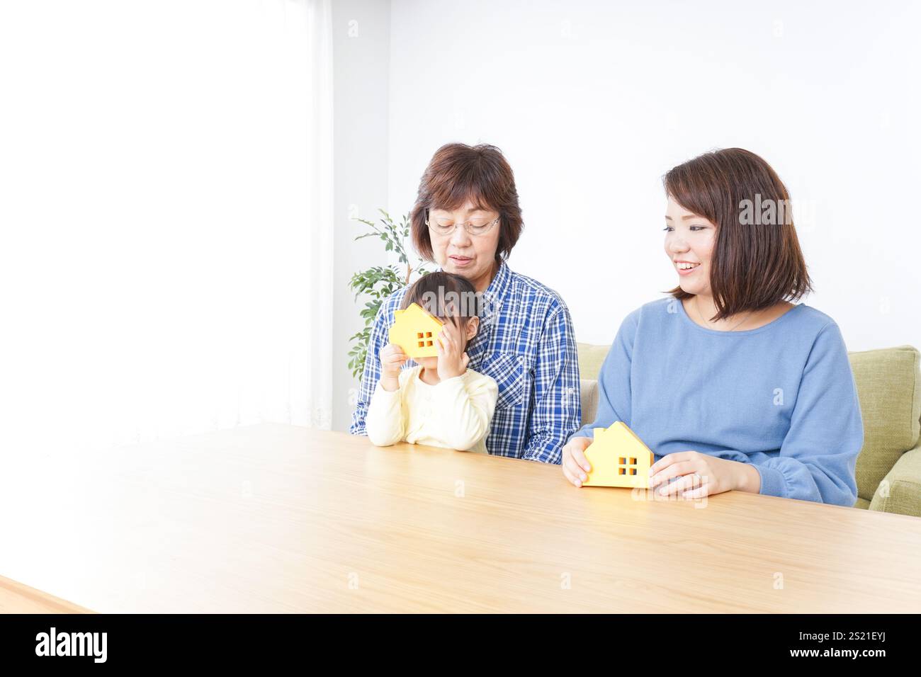 Membres de la famille examinant des biens immobiliers Banque D'Images