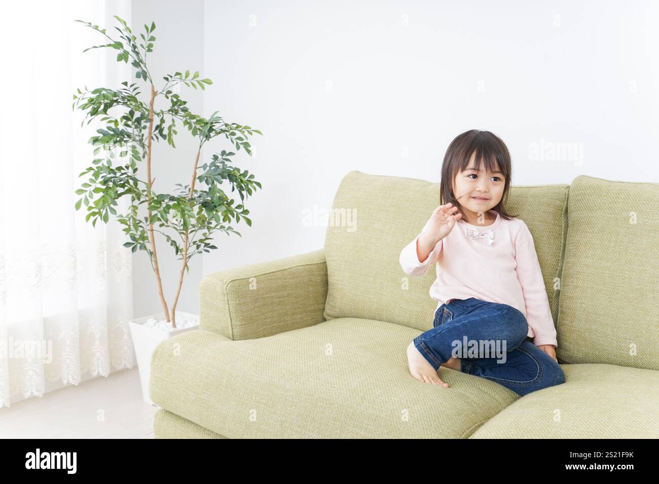 Enfant jouant seul dans la chambre Banque D'Images