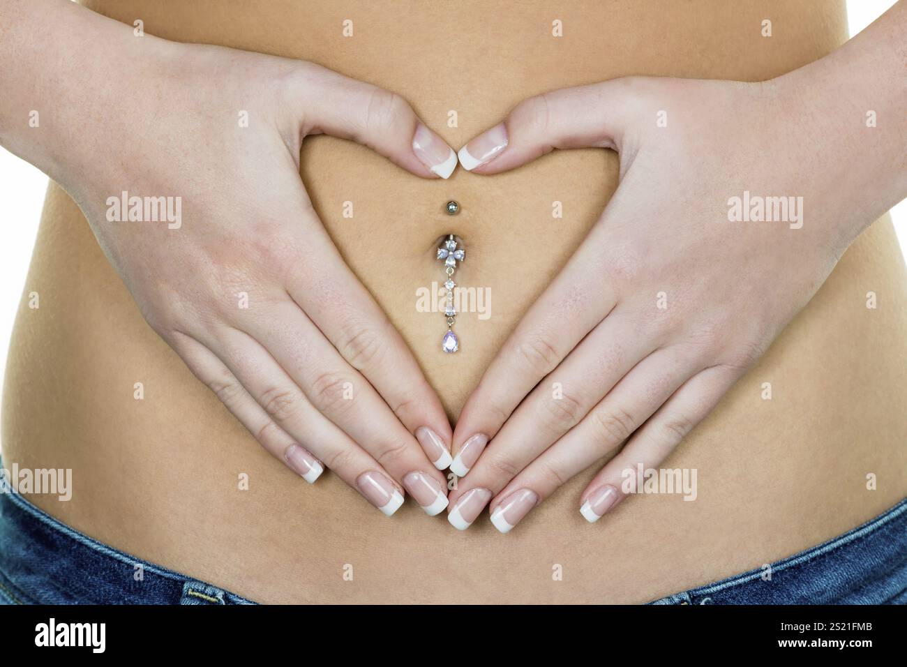 La femme a les mains sur le ventre. Douleurs abdominales et problèmes digestifs Banque D'Images