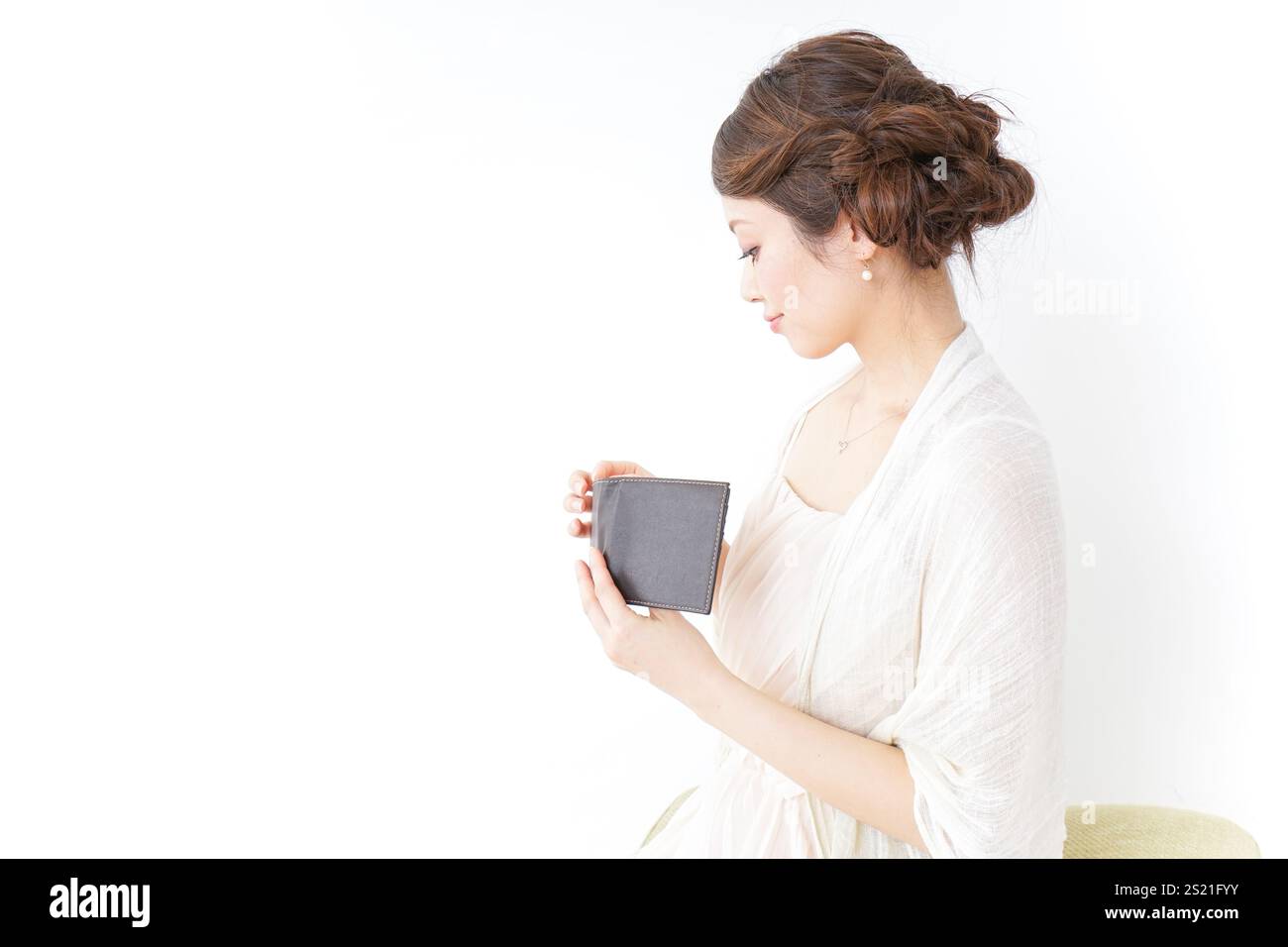 Femme vérifiant son sac à main Banque D'Images