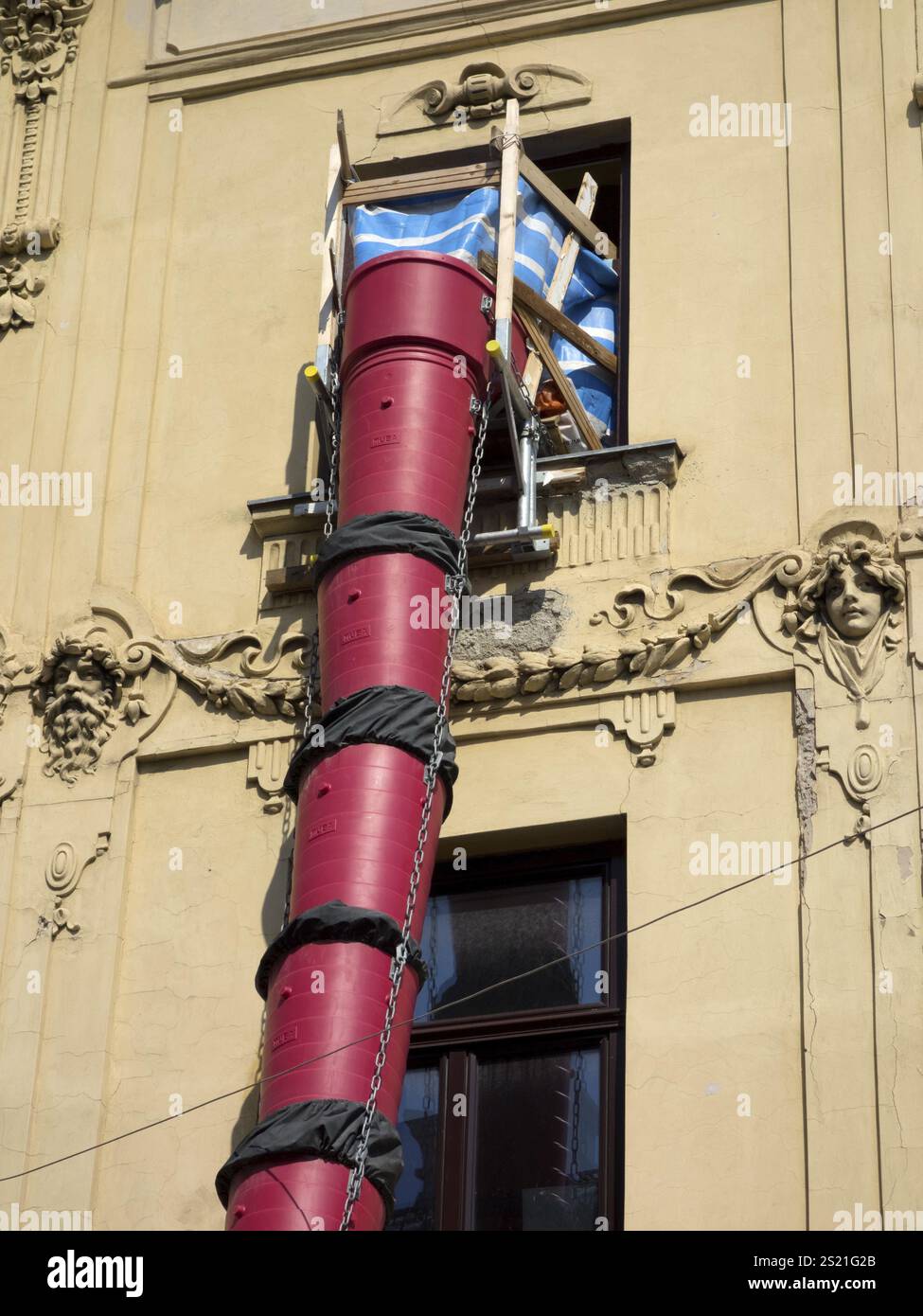 Une ancienne maison de ville est rénovée et rénovée. Entretien d'une vieille maison Autriche Banque D'Images
