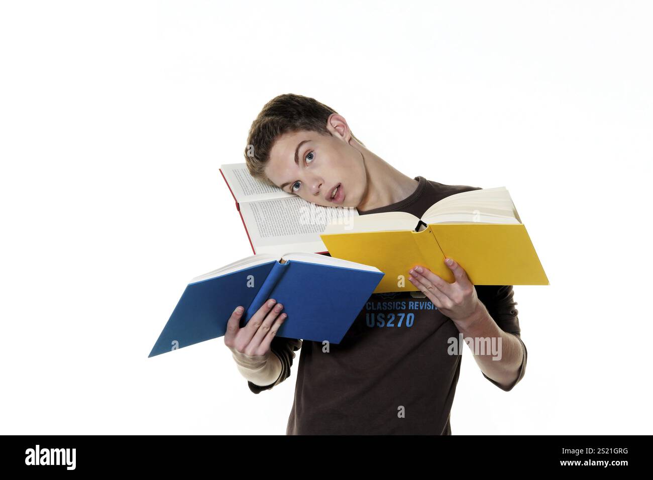 Un jeune étudiant apprenant avec des livres Autriche Banque D'Images