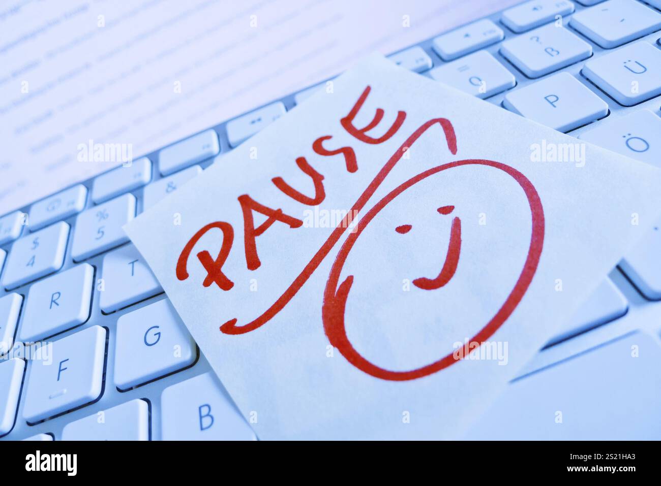 Une note sur le clavier d'un ordinateur pour rappel : pause Autriche Banque D'Images