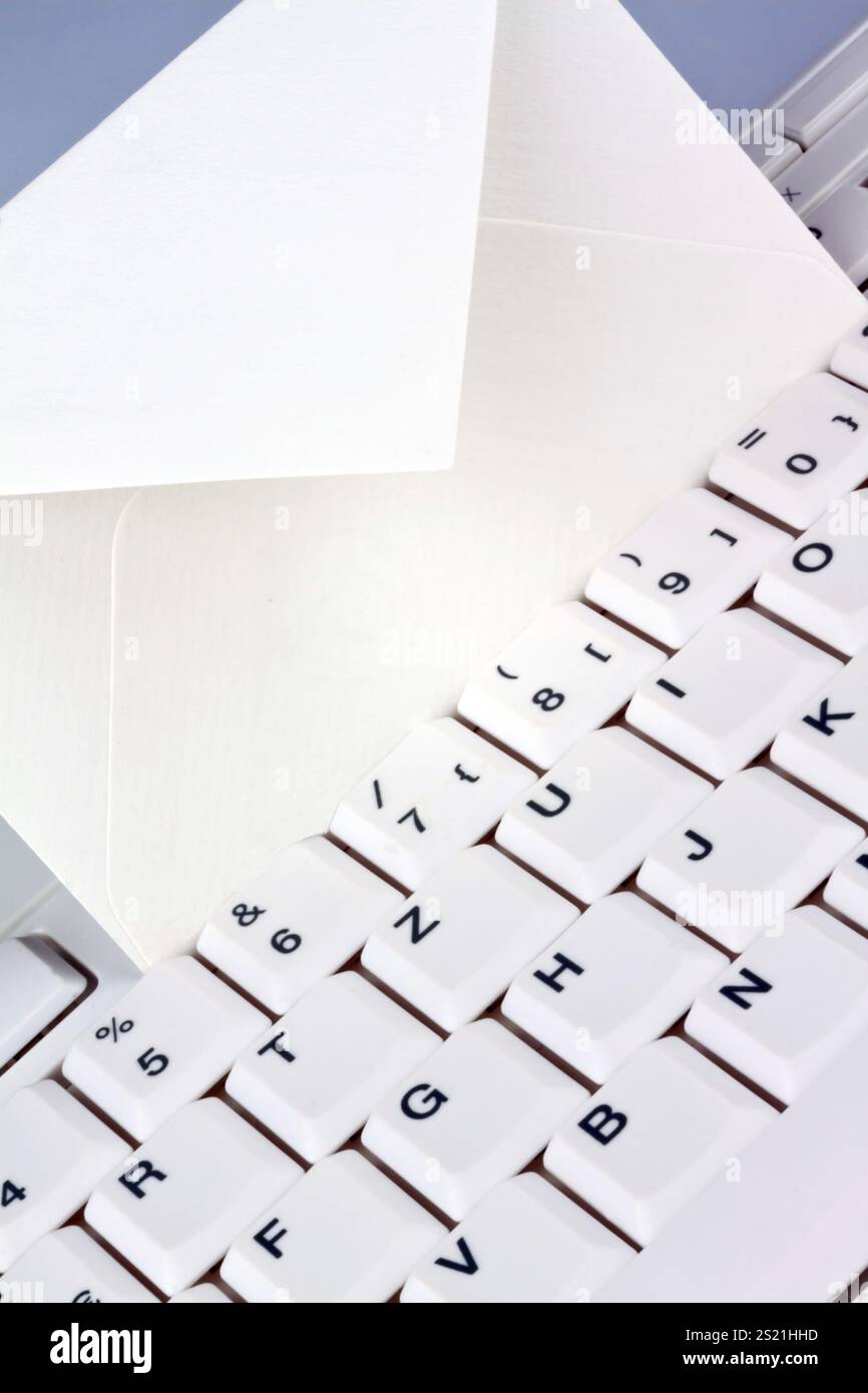 Le clavier d'un ordinateur et une enveloppe. Communication par e-mail, le clavier d'un ordinateur et une enveloppe. Communication par e-mail. Autriche Banque D'Images