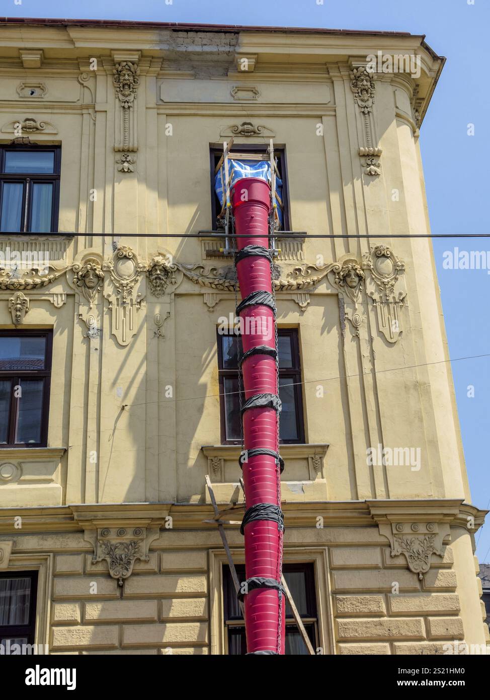 Une ancienne maison de ville est rénovée et rénovée. Entretien d'une vieille maison Autriche Banque D'Images