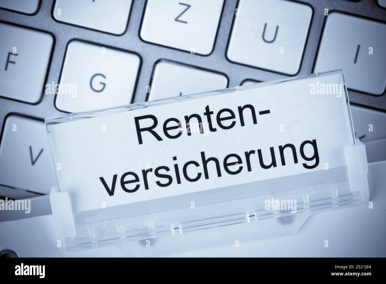 Le dossier d'un dossier suspendu devant un clavier d'ordinateur sur le sujet de l'assurance pension Autriche Banque D'Images