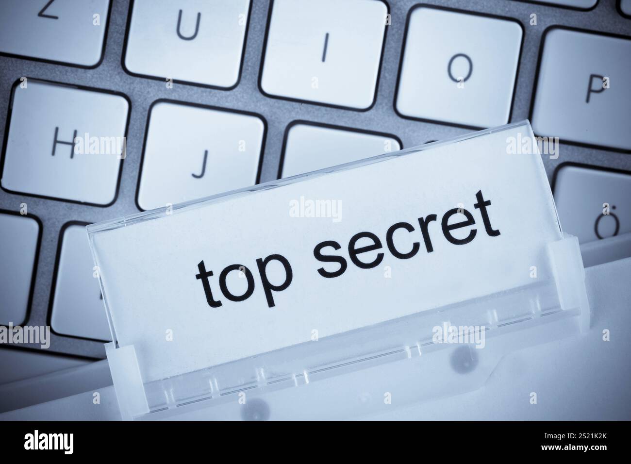 Le dossier d'un dossier suspendu devant un clavier d'ordinateur sur le sujet de l'Autriche top secret Banque D'Images