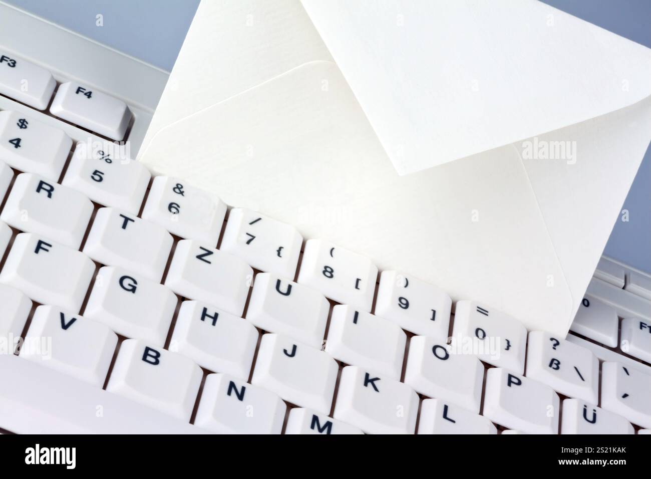 Le clavier d'un ordinateur et une enveloppe. Communication par e-mail, le clavier d'un ordinateur et une enveloppe. Communication par e-mail. Autriche Banque D'Images