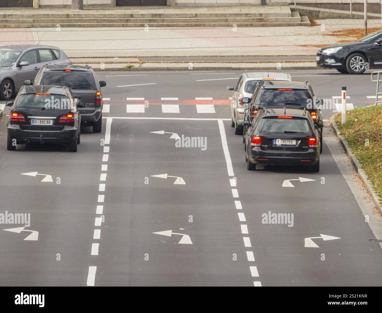 La jonction d'une route dans la ville. Avec des directives pour éteindre l'Autriche Banque D'Images