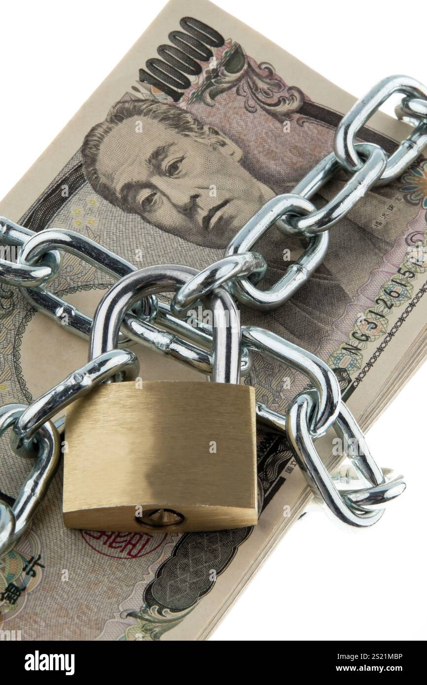 Billets de banque en yen japonais avec serrure et chaîne. Pile d'argent pour la sécurité et l'investissement Banque D'Images