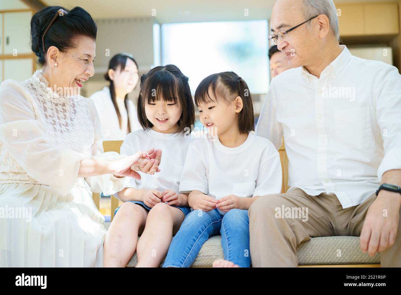 Une famille de trois générations profitant de la vie dans leur propre maison Banque D'Images