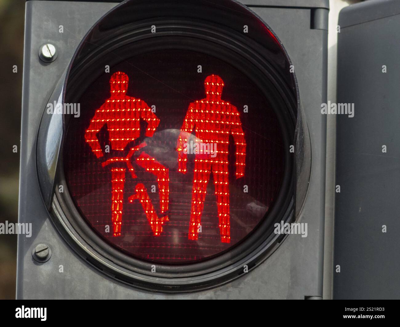 Fin de la lumière rouge pour la piste cyclable et la chaussée. Coexistence dans le trafic routier Autriche Banque D'Images
