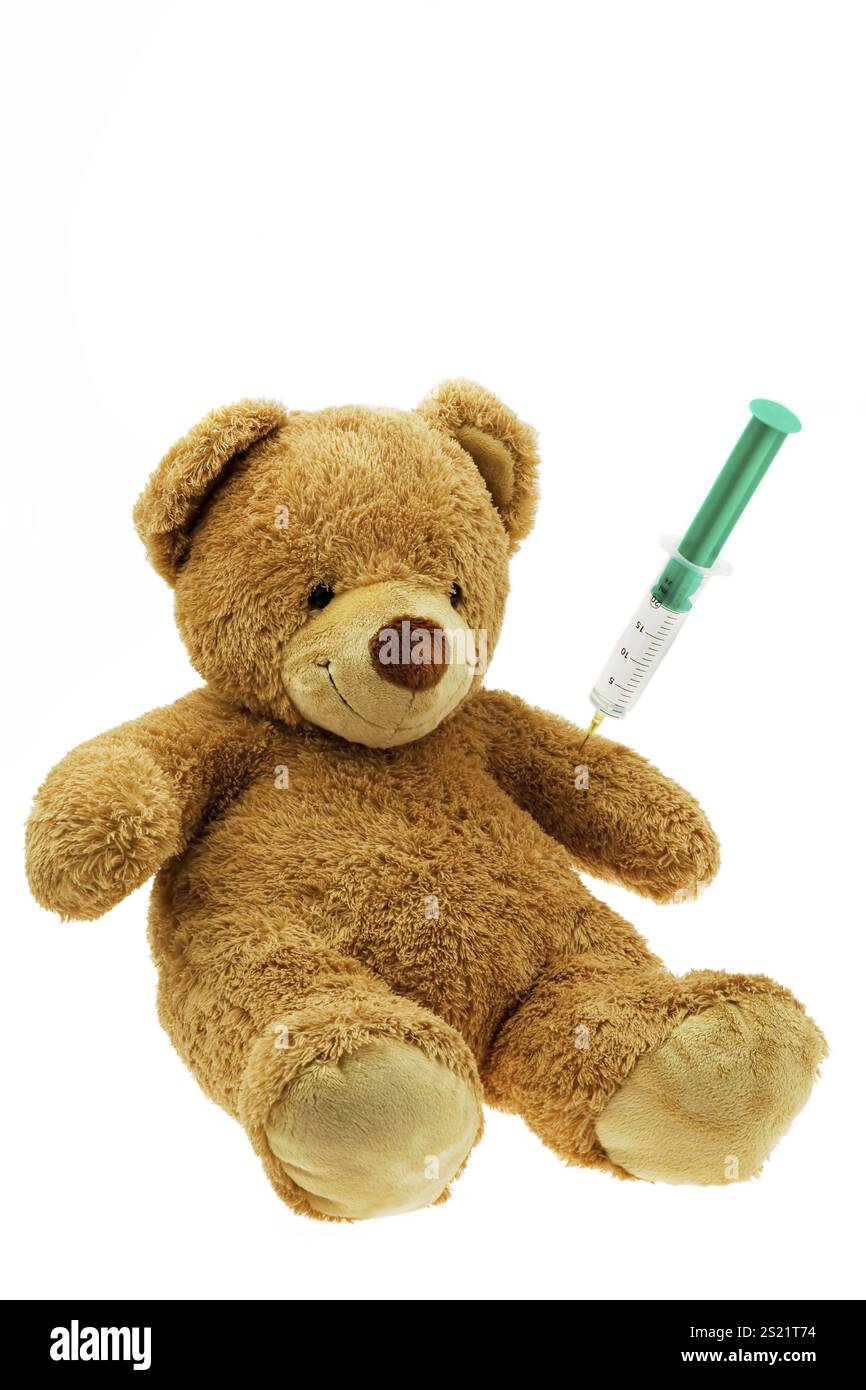 Un ours en peluche reçoit une injection. Vaccination et injection. Autriche Banque D'Images