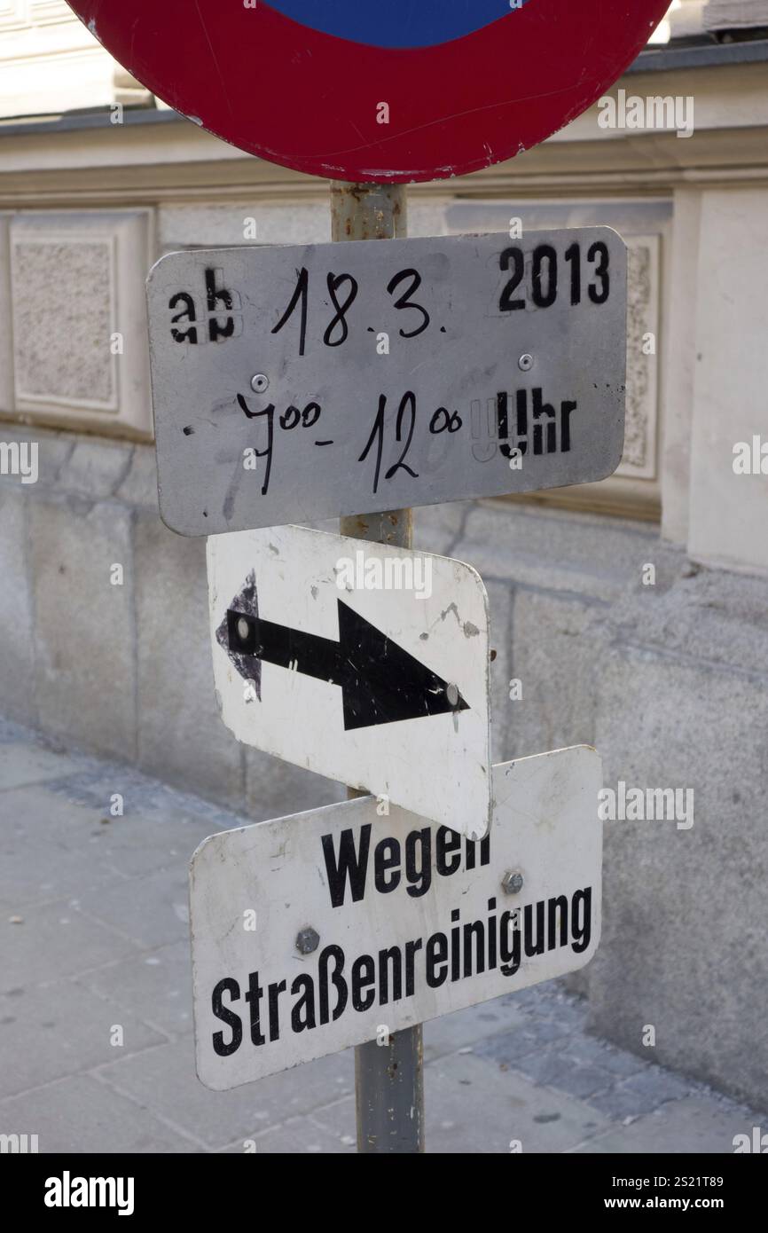 Le stationnement dans une rue est interdit pendant le nettoyage des rues en Autriche Banque D'Images