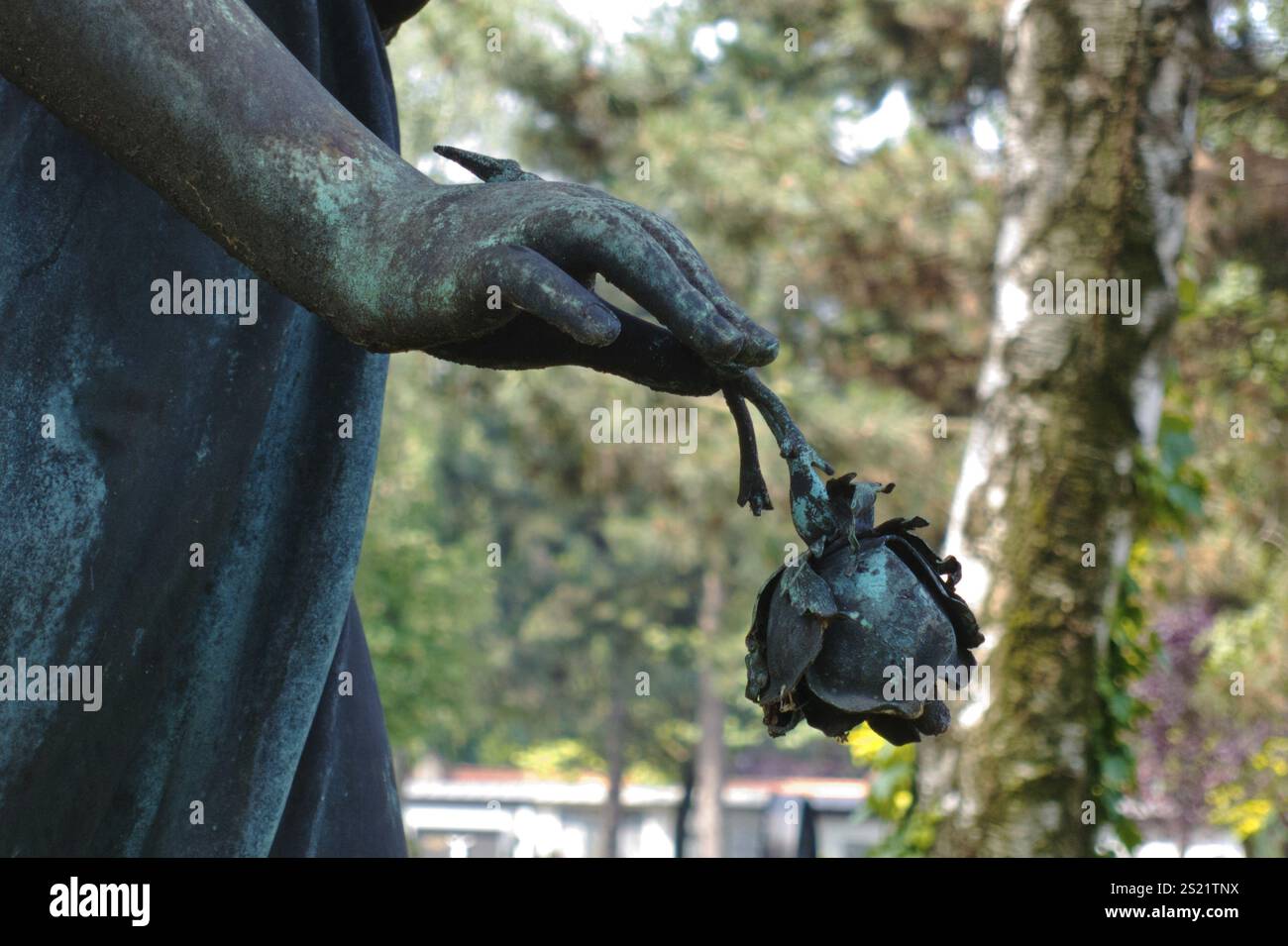 Sculpture avec une rose à la main Banque D'Images