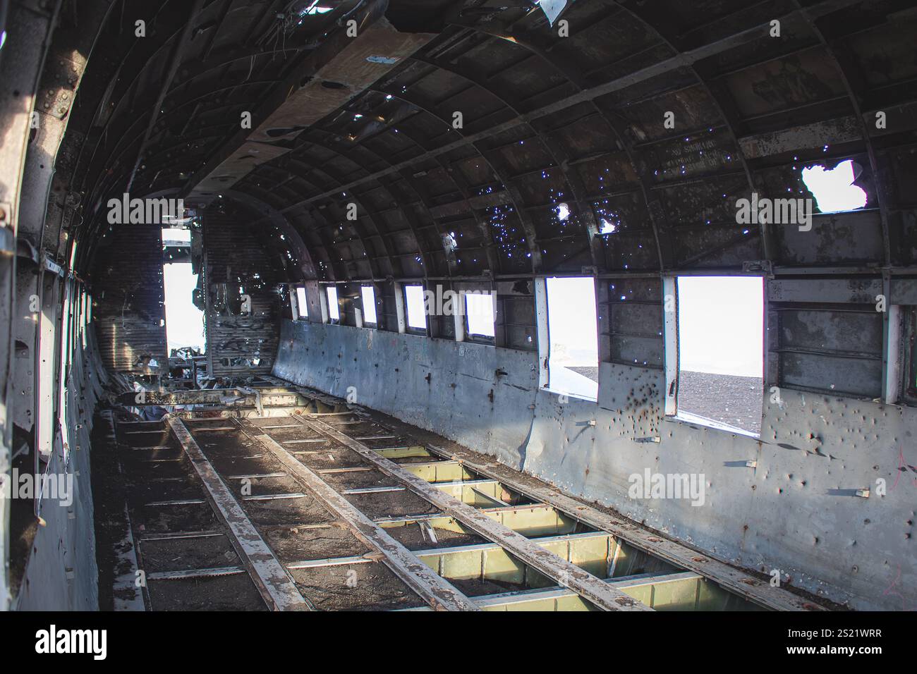 À l'intérieur de l'accident d'avion isolé abandonné Sólheimasandur situé en Islande. Photo prise un jour nuageux. Banque D'Images