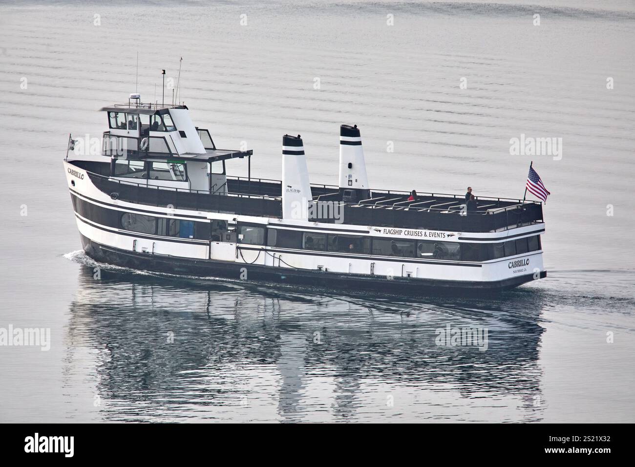 San Diego, Californie, États-Unis. 22 décembre 2024. Le Cabrillo, un navire classique exploité par Flagship Cruises & Events, traverse les eaux calmes de la baie de San Diego au cours d'une matinée sereine. Son design noir et blanc distinctif et le drapeau américain à la poupe ajoutent à son charme maritime intemporel. Les ondulations douces traînent derrière le ferry, reflétant son mouvement sur la surface calme. (Crédit image : © Ian L. Sitren/ZUMA Press Wire) USAGE ÉDITORIAL SEULEMENT! Non destiné à UN USAGE commercial ! Banque D'Images